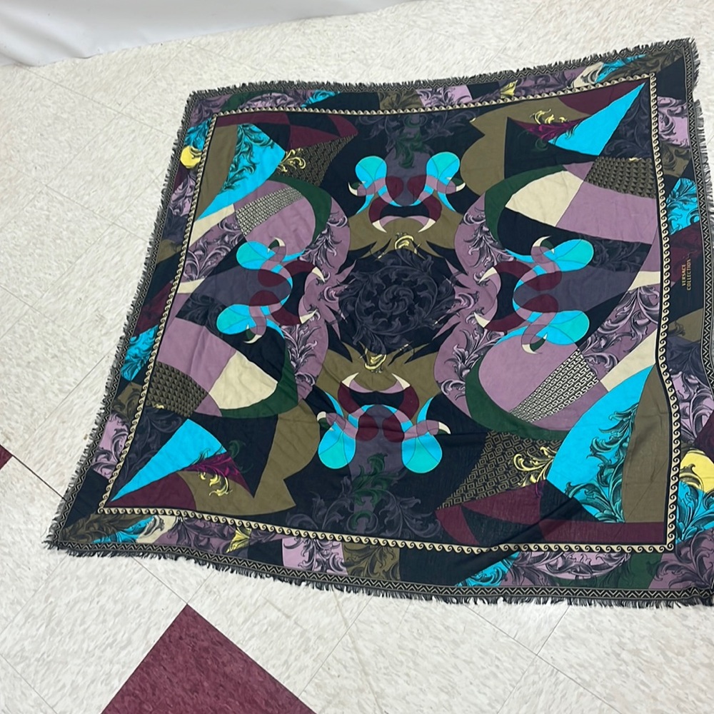 Versace collection scarf 52 x 52